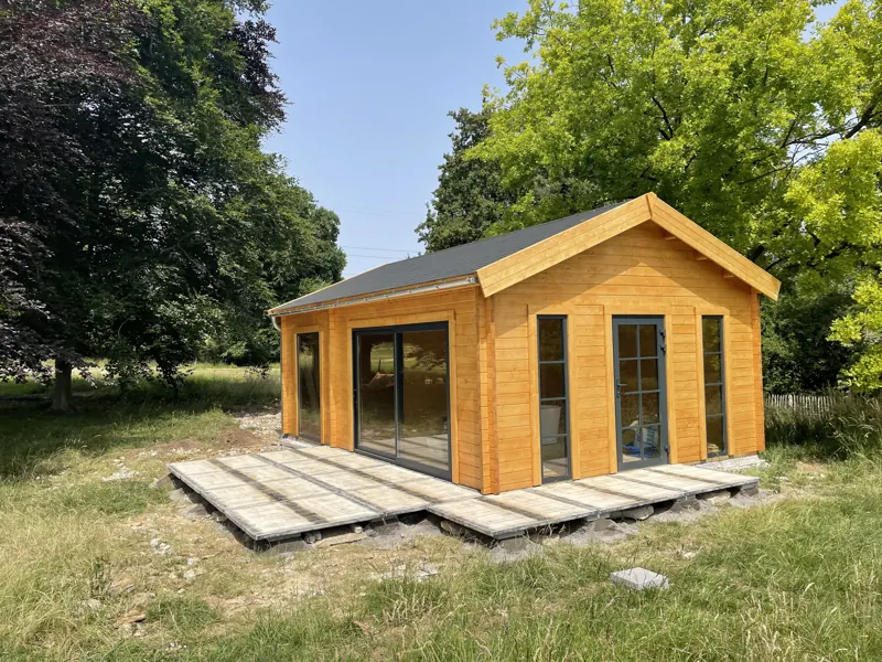 Le chalet en été, terrasse en bois