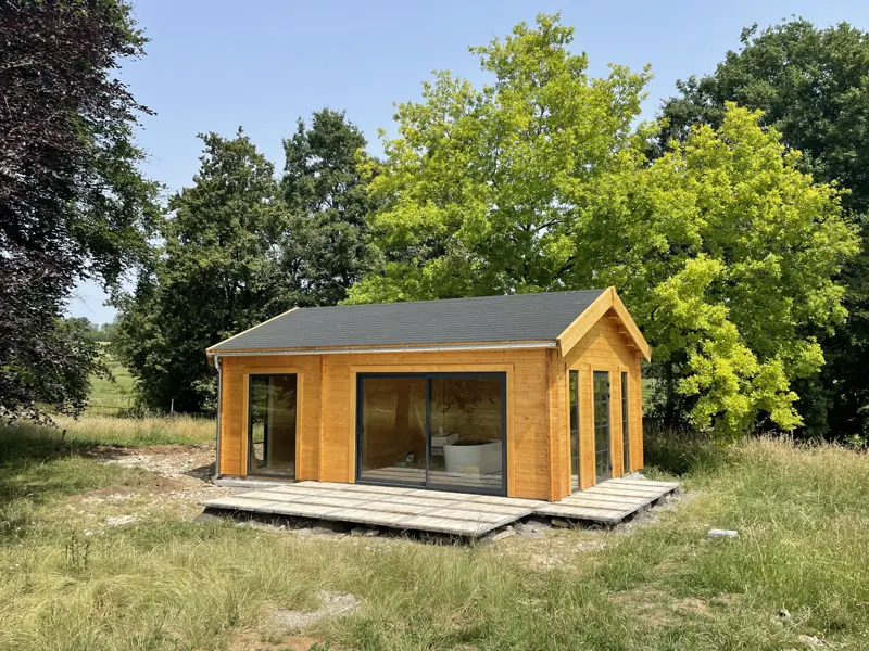 Le chalet sous les arbres, un matin d'été