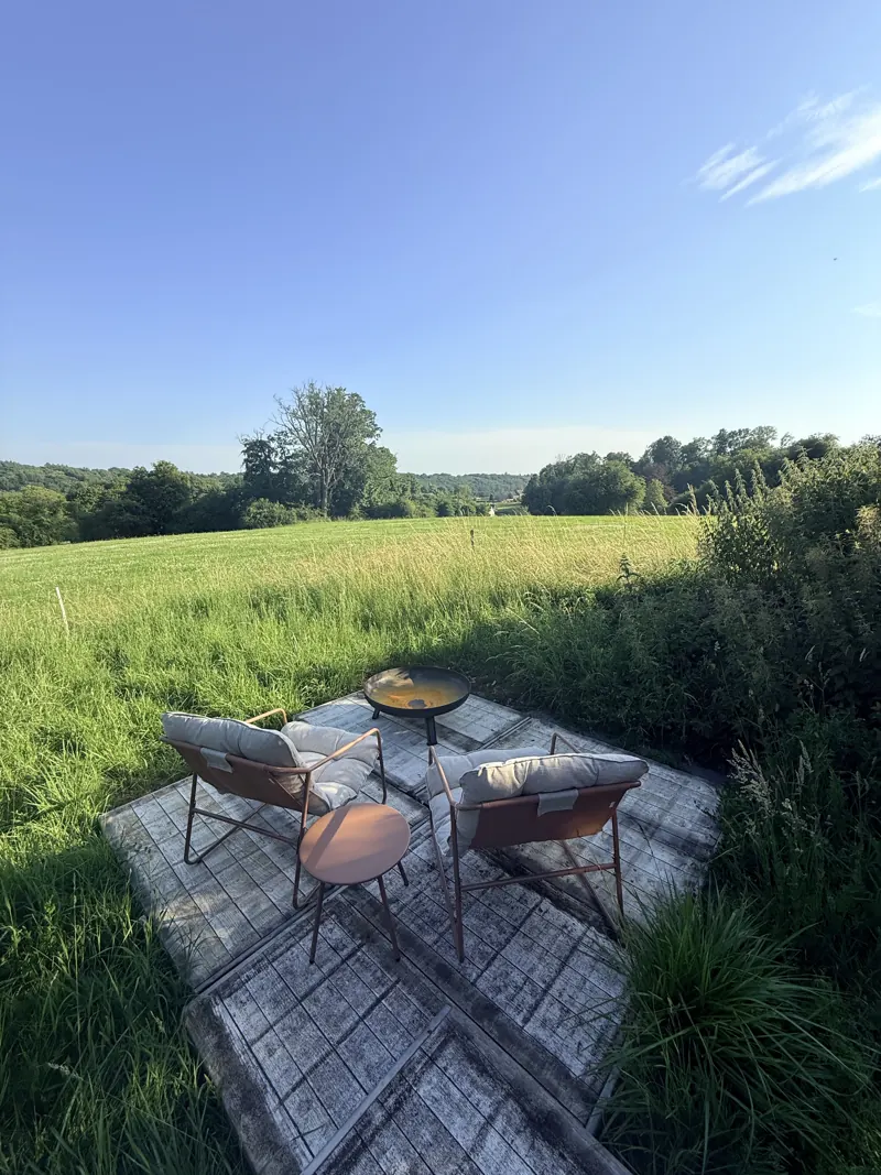 Deux fauteuils sur la terrasse, face à la vallée
